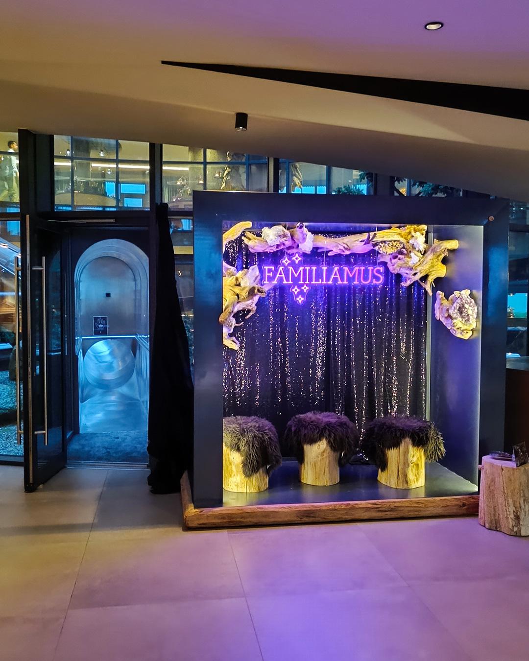 familiamus-hotel-suedtirol-italien-fotospot-gaeste-wurzeln-kristalle-magic-wurzelrebell-interior-altholz-familienhotel-anfertigung-kunsthandwerk7